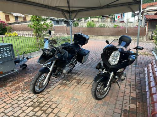 two motorcycles are parked under a tent at La Ciuenda in Perosa Argentina