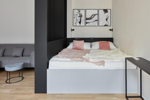 Postel nebo postele na pokoji v ubytování Spacious Studio in Smíchov by Prague Days