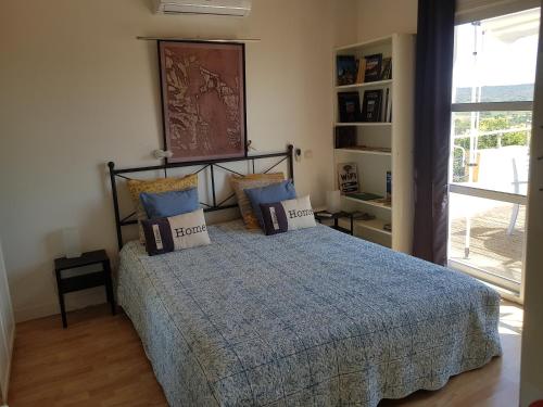 une chambre avec un lit avec une couette bleue dans l'établissement La croisée des chemins, à Calvisson