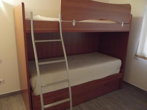 two bunk beds with a ladder in a room at Villaggio delle Alpi in Pré-Saint-Didier