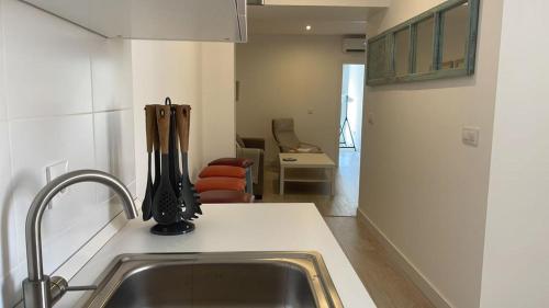 una cocina con fregadero y encimera en El Mirador de El Puerto, en El Puerto de Santa María