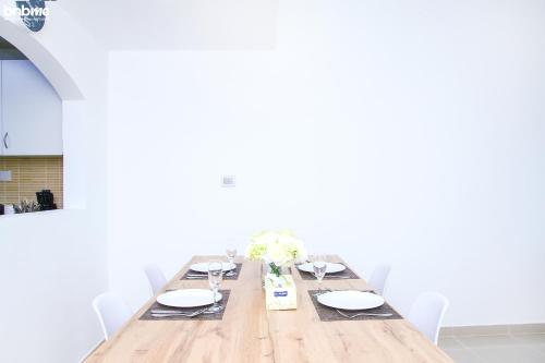 bnbmehomes – Elegantly Furnished on JLT Walk w many Restaurants – 1409