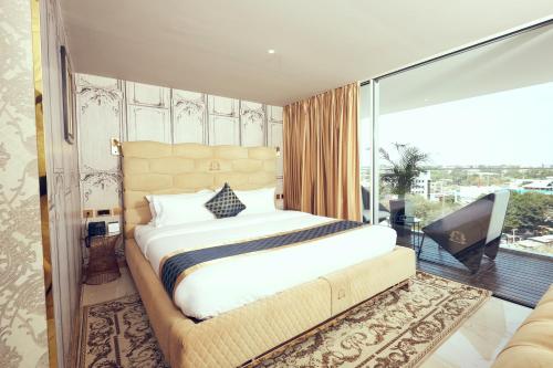 Кровать или кровати в номере Number One Oxford Street Hotel & Suites