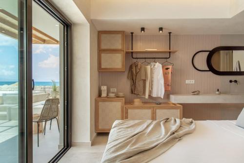 Postel nebo postele na pokoji v ubytování Esperanto Seafront suites