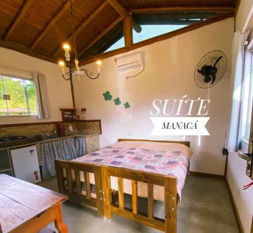 ein Esszimmer mit Tisch und eine Küche in der Unterkunft Flat aconchegante próximo à Trindade e Paraty in Paraty