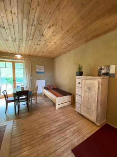 um quarto com uma cama, uma mesa e uma sala de jantar em Degustarium Bavory em Bavory