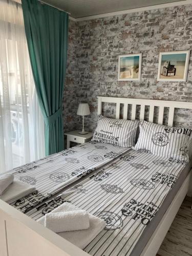 La Veranda Sinemorets في سينيموريتس: غرفة نوم بسرير كبير وبجدار من الطوب