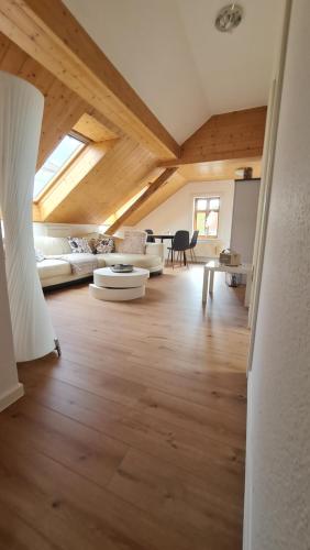 ein Wohnzimmer mit einem Sofa und einem Tisch in der Unterkunft Schloss Blick Bredendiek OG in Jever