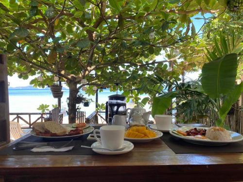 una mesa con platos de comida encima en Corong Beach Resort, en El Nido