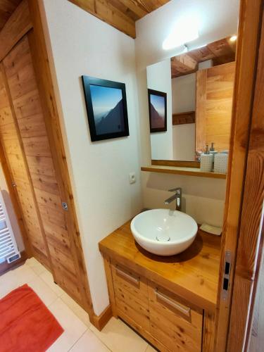 une salle de bain avec un lavabo et un miroir dans l'établissement appartement Shangrila, à Chamonix-Mont-Blanc