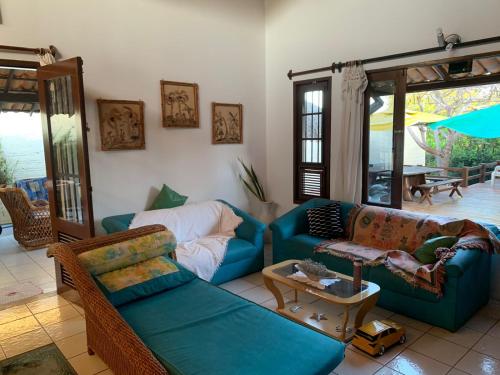Posezení v ubytování Excelente casa na Praia do Coqueiro com 4 suítes a 100m da praia