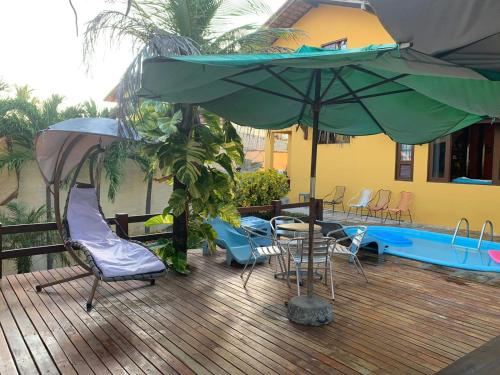 Bazén v ubytování Excelente casa na Praia do Coqueiro com 4 suítes a 100m da praia nebo v jeho okolí