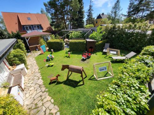 uma vista aérea de um pátio com cadeiras e mesas em Ferienhaus Triftweg 10 em Kolpinsee