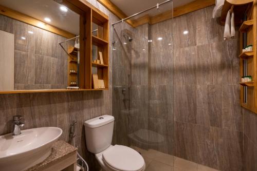 y baño con aseo, lavabo y ducha. en Cygnett Resort Mountain Breeze, en Nainital