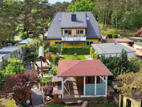 uma vista aérea de uma casa com um cão no telhado em Ferienhaus Triftweg 10 em Kolpinsee