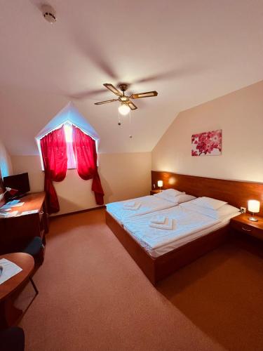 Ένα ή περισσότερα κρεβάτια σε δωμάτιο στο Hotel Orchidea Spa & Wellness