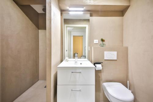 W łazience znajduje się toaleta, umywalka i lustro. w obiekcie New Triplex 6Pers#ETOILE#Porte Maillot#Porte Champerret w Paryżu