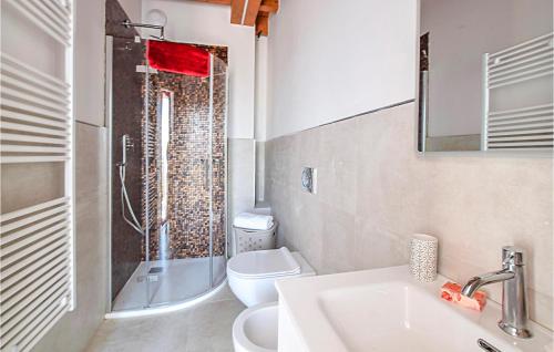 Koupelna v ubytování 2 Bedroom Beautiful Apartment In Capezzano Pianore