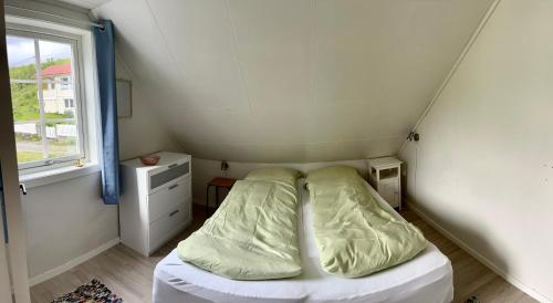 Postel nebo postele na pokoji v ubytování Koselig nyrestaurert hus med flott utsikt!