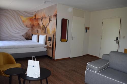 Ένα ή περισσότερα κρεβάτια σε δωμάτιο στο Fletcher Duinhotel Hotel Burgh Haamstede