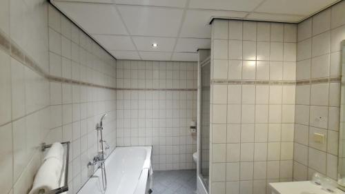 Een badkamer bij Fletcher Duinhotel Hotel Burgh Haamstede