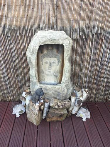 Brivin في ستانويل: تمثال للرأس جالس على أرضية خشبية