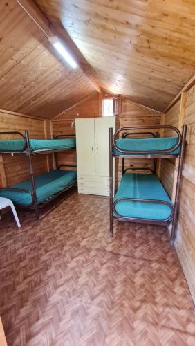 Letto o letti a castello in una camera di Camping Villaggio Egad