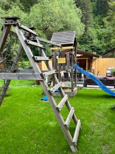 un parco giochi con uno scivolo blu e uno scivolo bluintend di Apart Michaela a See