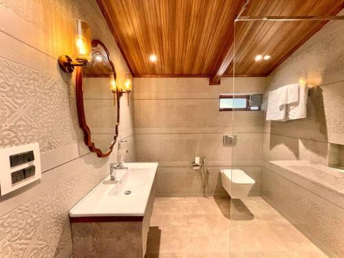 uma casa de banho com um lavatório e um WC em Hotel Mount View Heritage em Panchgani