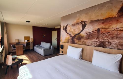 Ένα ή περισσότερα κρεβάτια σε δωμάτιο στο Fletcher Duinhotel Hotel Burgh Haamstede
