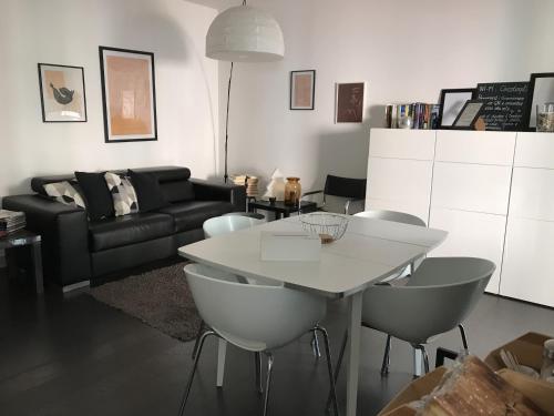 sala de estar con mesa blanca y sillas en Civico6, en Tirano