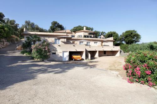 un’immagine di una casa con vialetto di RESIDENCE PUNTA SERENA a Bocca del Oro