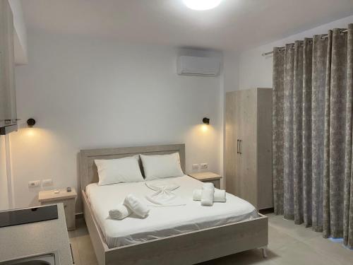 Säng eller sängar i ett rum på Villa Egli Ksamil