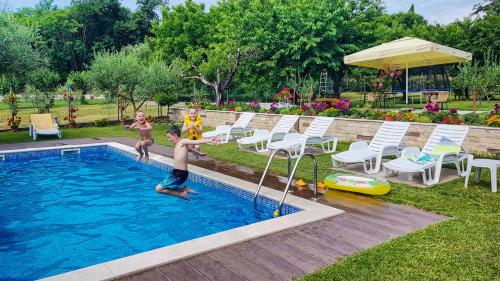 Poolen vid eller i närheten av Studio Apartments Petkovic