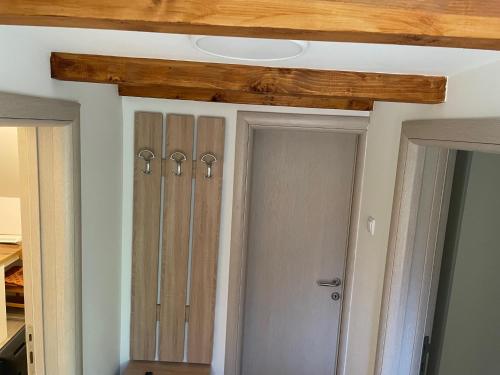 een kamer met een houten plafond en een deur bij Banja Vrujci in Mionica