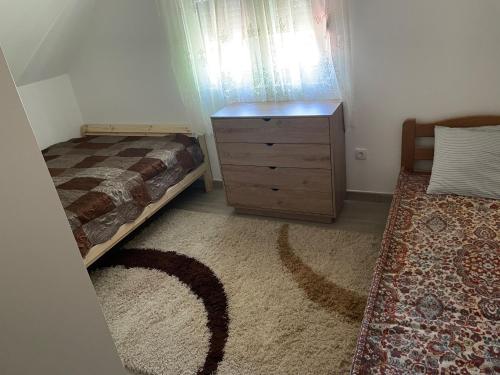 een slaapkamer met een bed en een dressoir naast een dressoir bij Banja Vrujci in Mionica