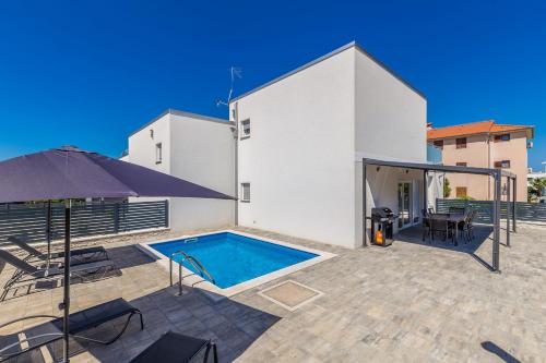 Holiday house SUNLIGHT with heated pool