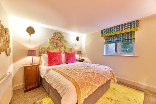 ein Schlafzimmer mit einem großen Bett und einem Fenster in der Unterkunft Cinnabar: Luxury, Couple's Nook in Historic Walls. in Berwick-Upon-Tweed