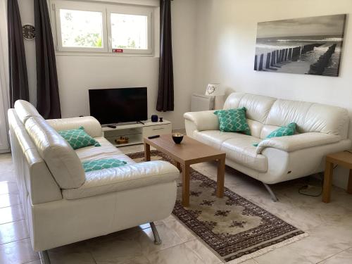 2 bedroom ground floor modern apartment 4km beach