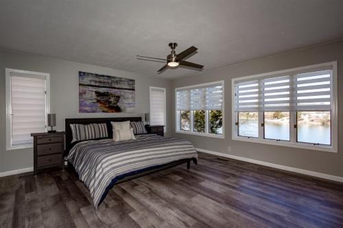 a bedroom with a bed and a ceiling fan at 18906 - 6 Zapato Circle in Hot Springs