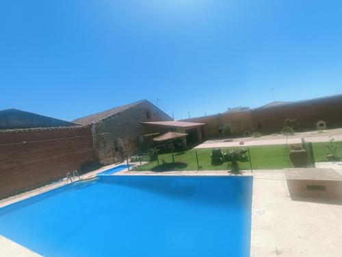 une grande piscine en face d'un bâtiment dans l'établissement Casa de pueblo, à Babilafuente