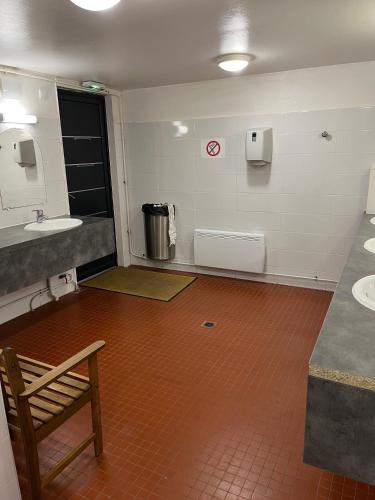 La salle de bains est pourvue de toilettes, d'un lavabo et d'une chaise. dans l'établissement Une vedette à Deauville, à Deauville