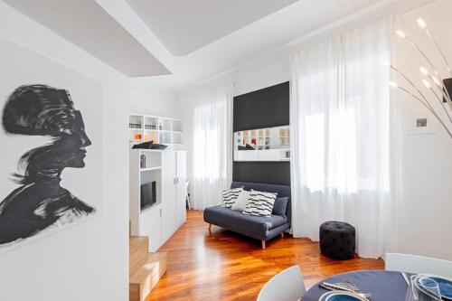 uma sala de estar com uma pintura a preto e branco na parede em Italianway - Cavallotti 17 em Milão