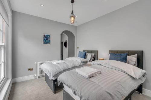 Duas camas num quarto com paredes brancas em Central 6 Guest City Centre Church House em Norwich