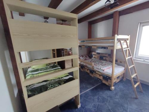 Tempat tidur susun dalam kamar di Farářova vyhlídka