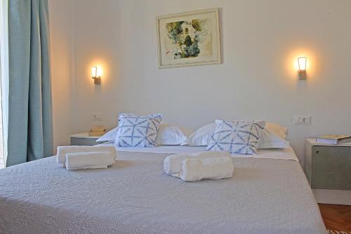 um quarto com uma cama branca e toalhas em Adriatic Blue View em Drvenik