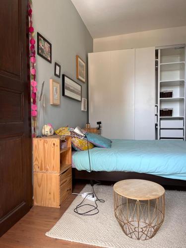 une chambre avec deux lits jumeaux et une table dans l'établissement Joli appartement F2 centre ville de Corte, à Corte