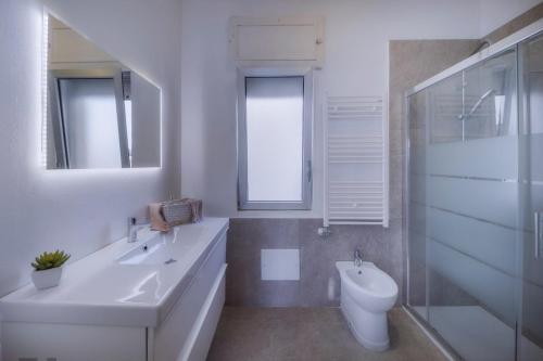 biała łazienka z umywalką i toaletą w obiekcie B&B "La Vista Preziosa" Feeling Home w mieście Gallipoli