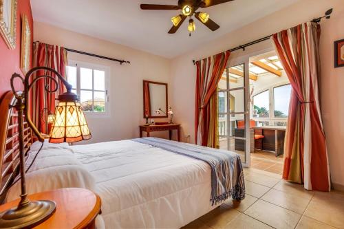 アンティグアにあるFuerteventura Relax and Seaのベッドと天井扇風機のある寝室