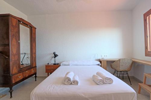 ein Schlafzimmer mit einem Bett mit einer Kommode und einem Spiegel in der Unterkunft 019 - La Cala 001 - comfortHOLIDAYS in Santa Pola